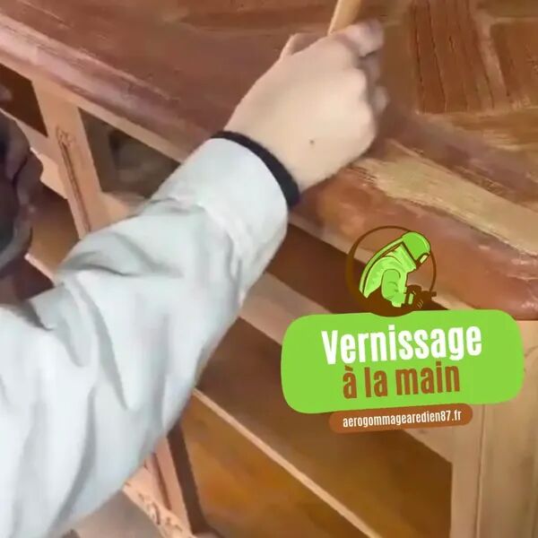 Un meuble aérogommé sans vernis, c’est un travail inachevé.
